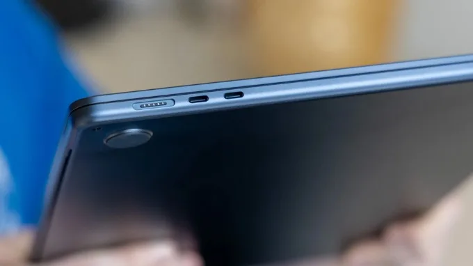 MacBook Air M5 vẫn giữ thiết kế tối giản với hai cổng Thunderbolt 4