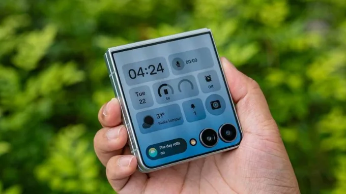 Màn hình phụ bên ngoài hỗ trợ nhiều thao tác mà iPhone Air không có