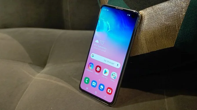 Galaxy S10e gây ấn tượng với thiết kế nhỏ gọn