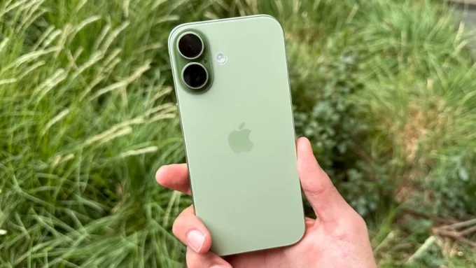iPhone 17 tiếp tục duy trì phong cách tối giản với khung nhôm và mặt kính phủ Ceramic Shield 2