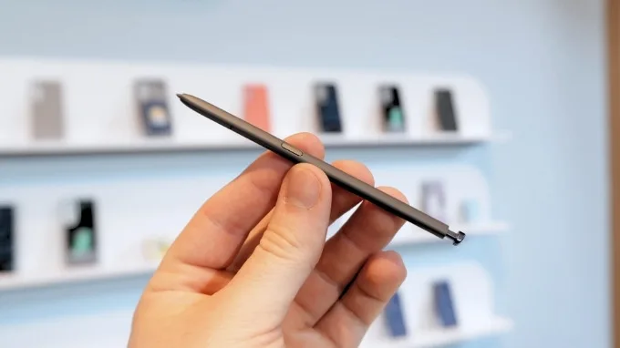 Một lợi thế riêng của Galaxy S26 Ultra là bút S Pen tích hợp sẵn
