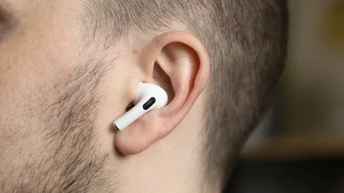 AirPods Pro 2 thường được đánh giá nhỉnh hơn đôi chút về khả năng khử tiếng ồn sâu