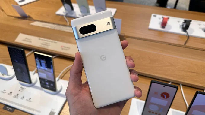 Pixel 7 không còn giữ cách thiết kế mặt lưng 2 tông màu như phiên bản tiền nhiệm
