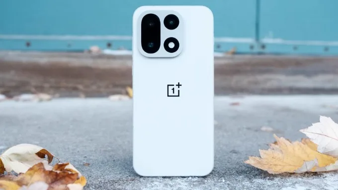OnePlus 15 mang đến cảm giác cao cấp với mặt lưng kính mờ nhám