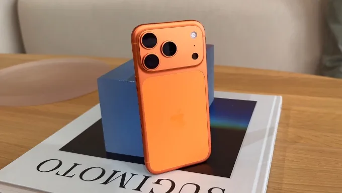 So sánh iPhone 17 Pro Max và Asus Zenfone 12 Ultra về thiết kế cho thấy cả 2 máy đều sở hữu thiết kế gọn nhẹ
