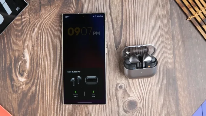 2 thiết bị đều tương thích với cả iPhone và Android