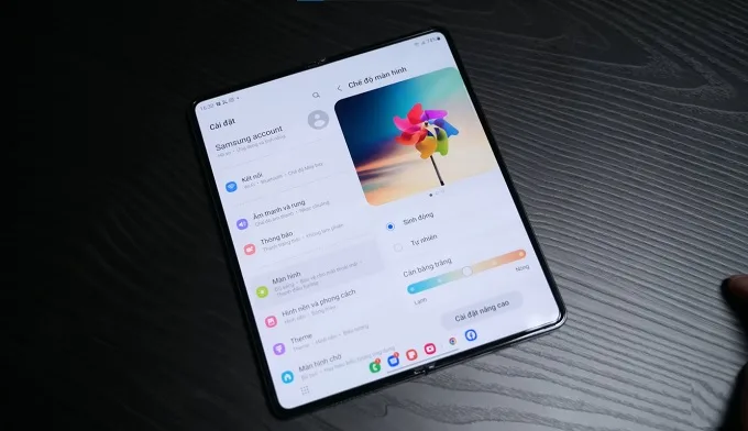 Galaxy Z Fold 4 còn tiện lợi hơn khi hỗ trợ kết nối với bàn phím và chuột bluetooth
