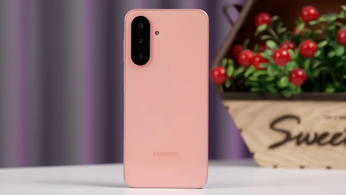Galaxy A26 có thân máy dày và nặng hơn một chút (7.7mm, 200g), nhưng bù lại nổi bật với mặt kính bóng bẩy cho cảm giác cao cấp hơn