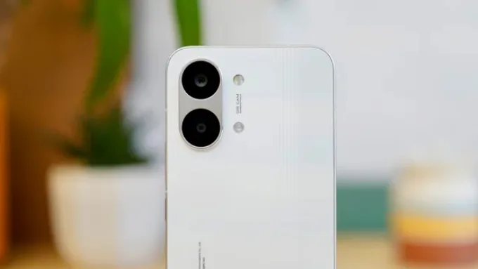 POCO X8 Pro Max được trang bị camera chính 50MP Light Fusion 600 có OIS
