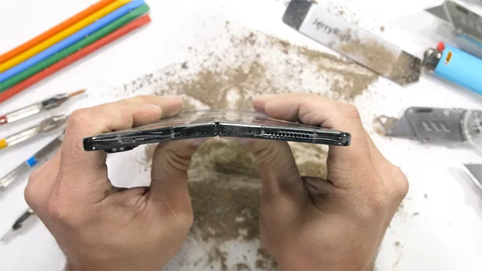 Thử thách bẻ cong Galaxy Z Fold 4