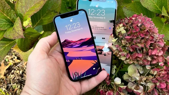 Kích thước màn hình iPhone 12 mini nhỏ là còn dao 2 lưỡi