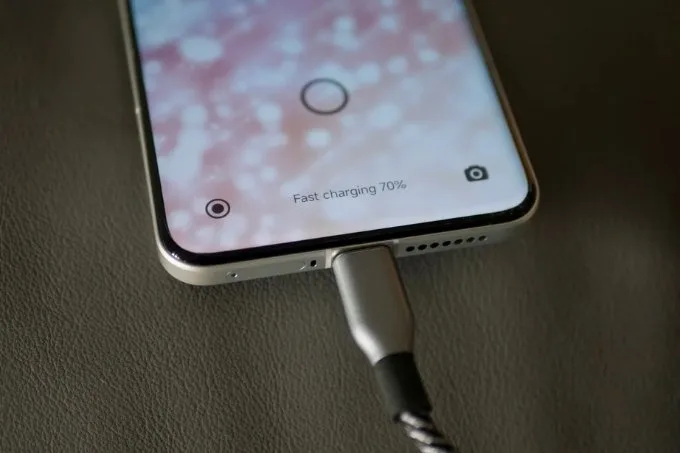 So sánh iPhone 17 Pro Max và Xiaomi 15 Ultra về pin sạc