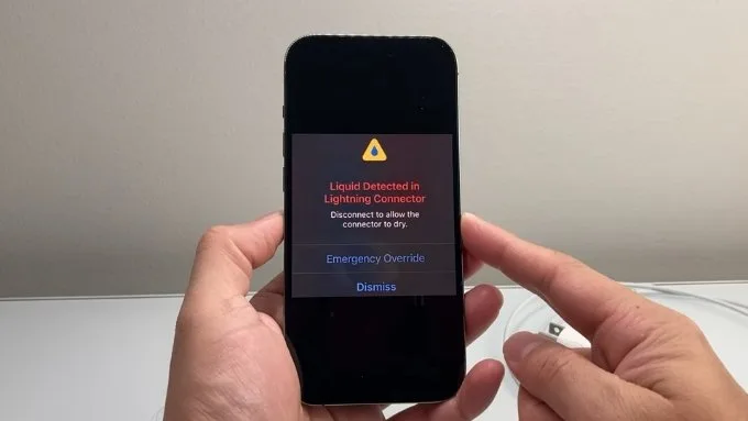 Vì sao iPhone báo phát hiện chất lỏng?