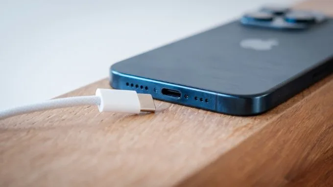 Nguyên nhân iOS 26 báo sạc chậm trên iPhone