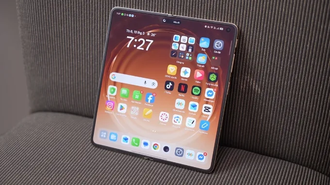 So sánh Oppo Find N6 vs Samsung Galaxy Z Fold 7 về màn hình