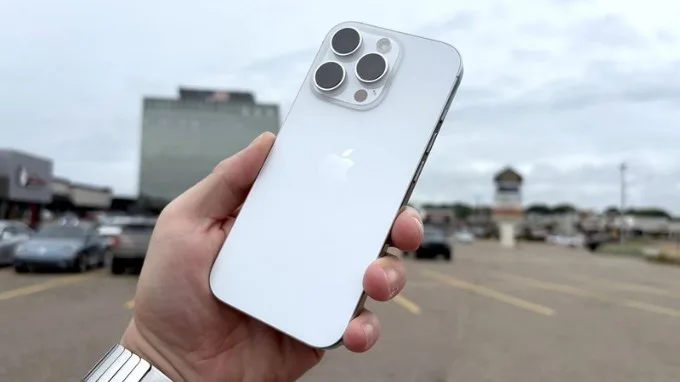iPhone 16 Pro Max màu trắng dành cho người mệnh Thủy đáng mua 2025