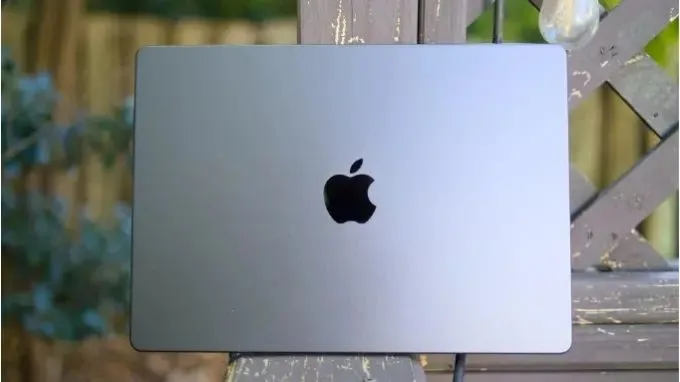 MacBook Pro M5 mà silver