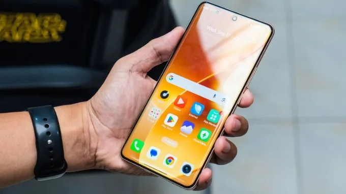 Realme 15 Pro lại nổi bật với màn hình cong 4 cạnh kích thước 6.8 inch