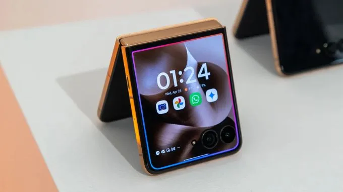 So sánh Motorola Razr Ultra 2025 và Samsung Galaxy Z Flip 6