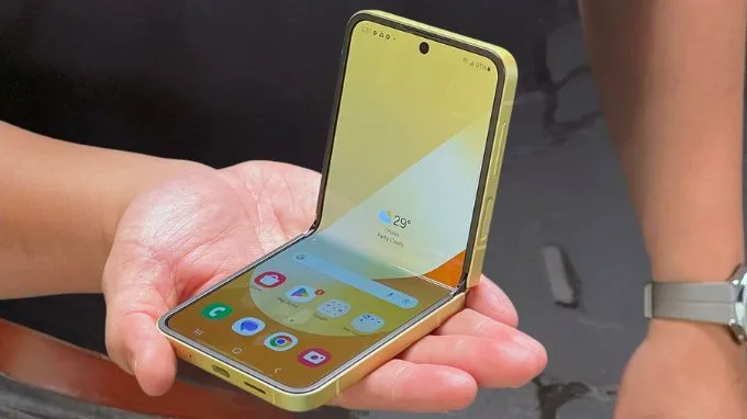 Hình ảnh mở hộp trên tay Galaxy Z Flip 6