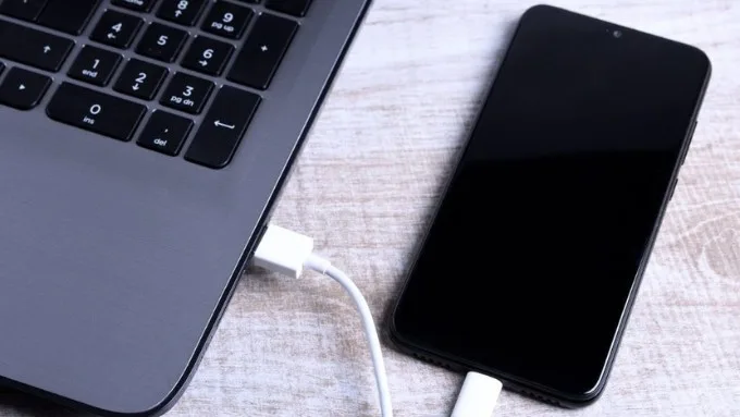 Cách tự sửa điện thoại không lên nguồn tại nhà