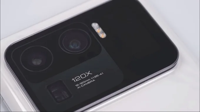 Cụm camera rất dày của Mi 11 Ultra