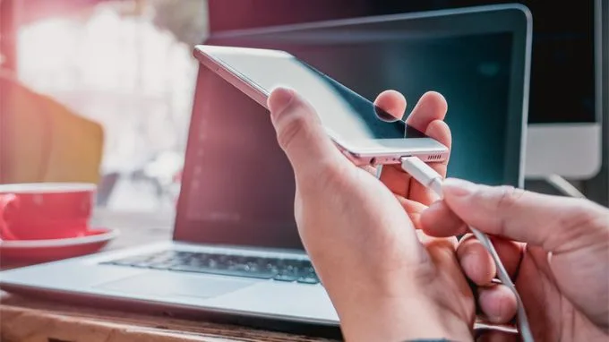 Khi nào nên sạc điện thoại bằng máy tính, laptop?