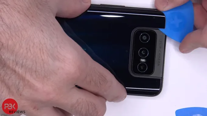 mặt lưng của Zenfone 7 được dính với thân máy bằng keo