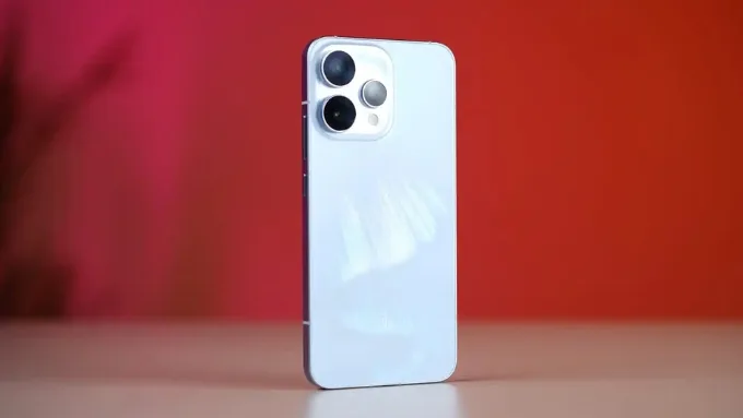 Oppo Reno 15 có kích thước 158 x 74.8 x 7.8 mm, trọng lượng 197g