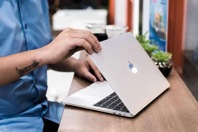 MacBook cũ cần kiểm tra các khớp của máy kể để xem độ ổn định