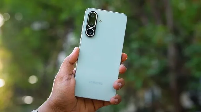 So sánh thiết kế bên ngoài Galaxy M56 và Xiaomi 14T