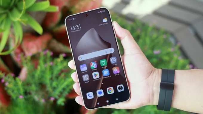 Xiaomi 15T sở hữu màn hình AMOLED 6.83 inch, mang lại không gian hiển thị rộng rãi