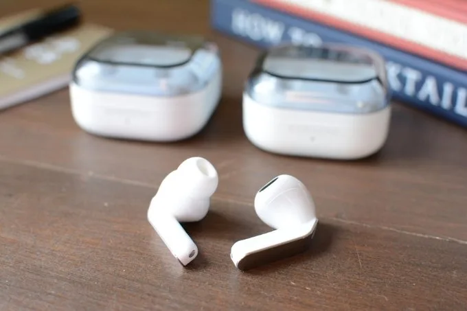 Galaxy Buds 4 Pro (bên trái) và Galaxy Buds 4 (bên phải)