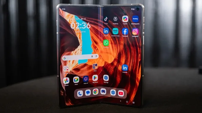Motorola đang dần lấy lại vị thế trên thị trường với dòng Razr, nổi bật ở cả thiết kế flip lẫn book-style hiện đại