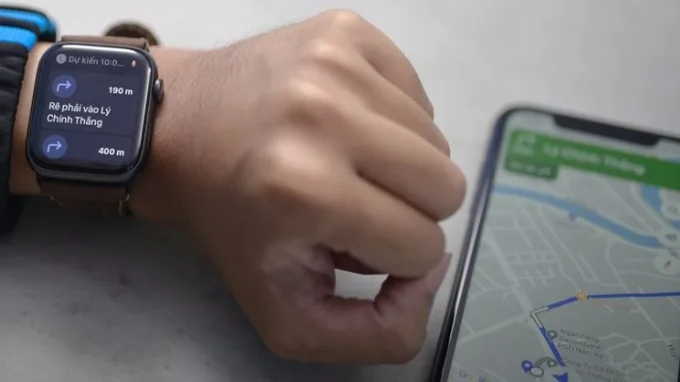 Đảm bảo Apple Watch và iPhone được kết nối trong suốt quá trình