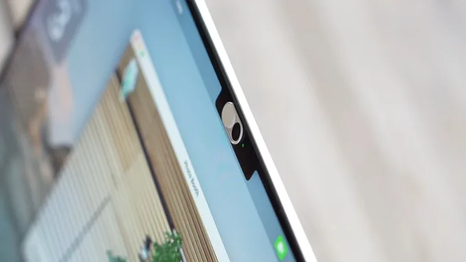 Một trong những tính năng nổi bật nhất là đèn LED xanh bên cạnh webcam, tự động bật sáng mỗi khi camera được kích hoạt