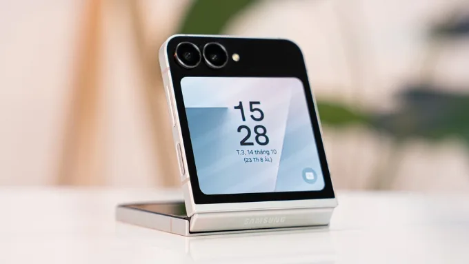 Galaxy Z Flip 7 FE tiếp tục duy trì thiết kế gập vỏ sò quen thuộc của dòng Flip