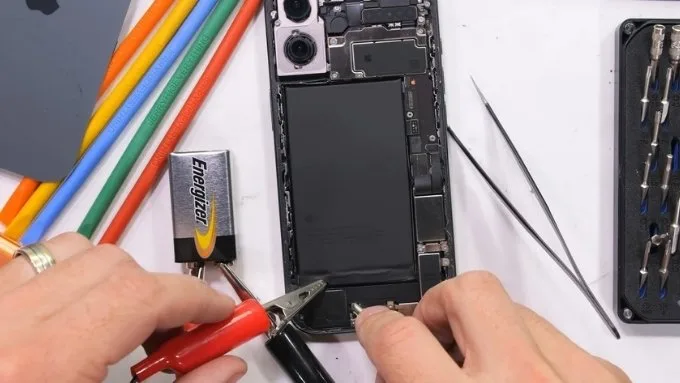 Tháo rời iPhone 17