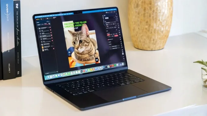 Trong phần MacBook Air M5 review, thiết kế gần như không có nhiều thay đổi