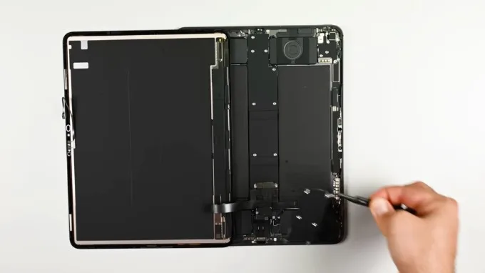 Bên trong iPad Pro M5: Tinh tế nhưng không dễ sửa