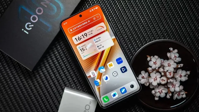 iQOO Neo 10 có độ sáng màn hình vượt trội hơn