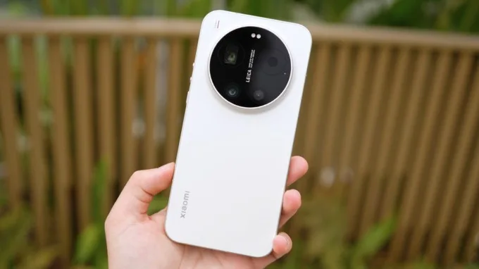Xiaomi 17 Ultra có thân hình lớn, bề mặt phẳng và cụm camera tròn