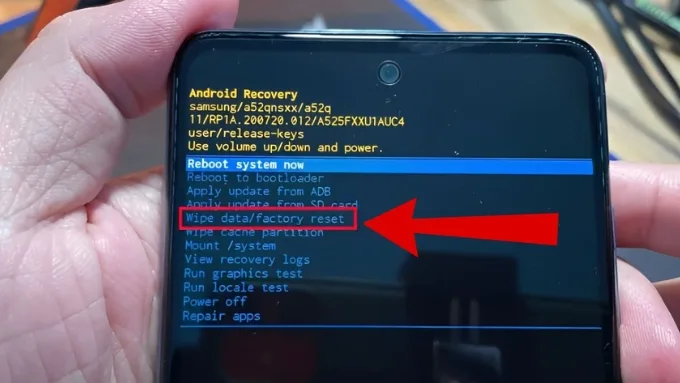 Dùng phím Giảm âm lượng để di chuyển đến mục Wipe data/factory reset