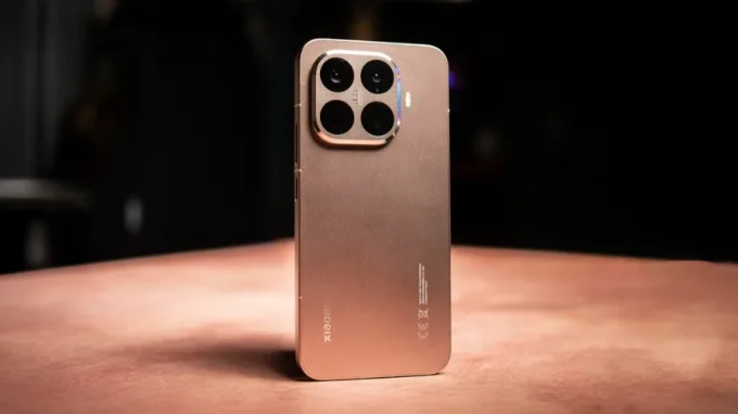 Về phía Xiaomi 15T Pro, máy lớn hơn và nặng hơn