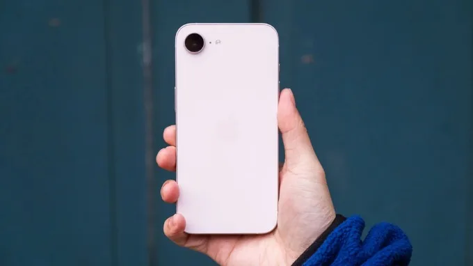 Ngược lại, iPhone 17e lại mang đến một cảm giác hoài cổ pha lẫn hiện đại