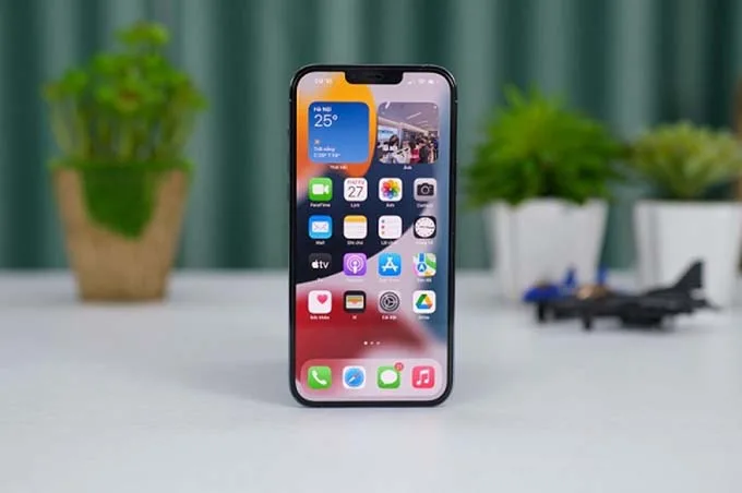 Màn hình iPhone 13 có chất lượng hiển thị tốt hơn Google Pixel 7a