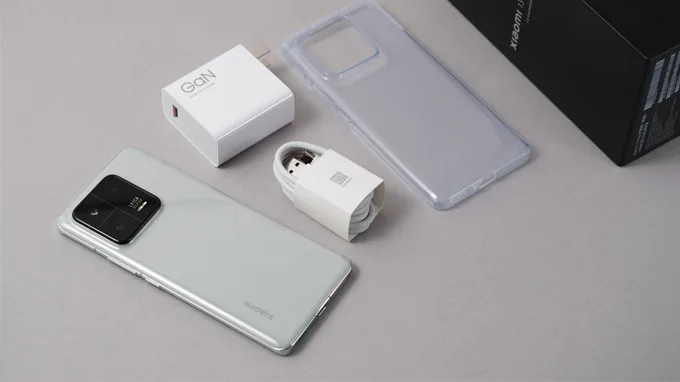 Thời lượng pin Xiaomi 13 Pro và Xiaomi 12 Pro như nhau