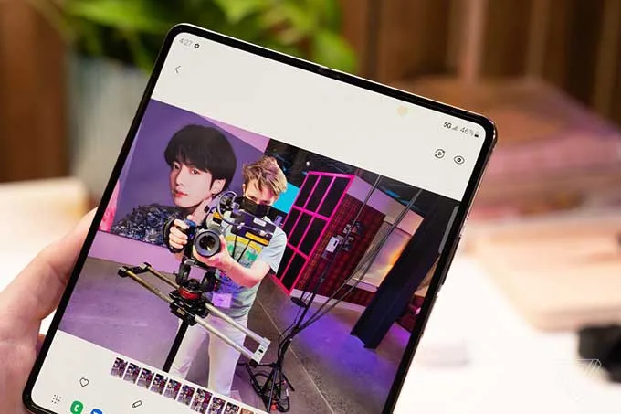 Camera ẩn dưới màn hình trên Galaxy Z Fold 3 và Galaxy Z Fold 4 có gì