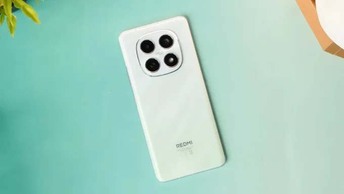 Xiaomi Redmi Note 15 4G sở hữu kích thước 164 x 75 x 7.4mm và trọng lượng 183gr