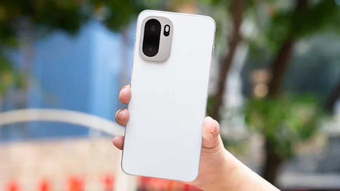 Thiết kế OnePlus Ace 6 và Samsung S24 FE